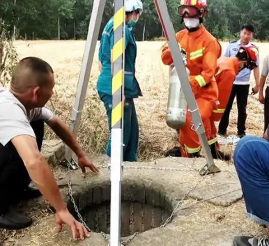 炎熱夏季，男子被困30米深井，消防員用救援支架實(shí)施救援